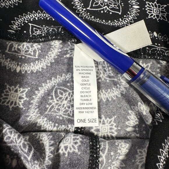 LuLaRoe Black White Snowflake Mandala Circles Diamonds Rare Leggings One Size OS - Picture 4 of 6